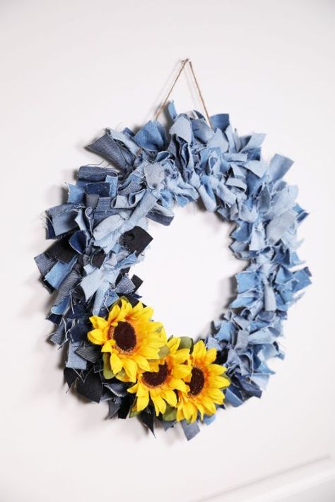 Upcycle old jeans into a homespun denim wreath Woven Potholders, Denim Wreaths, Recycling Clothes, Jeans Crafts, Making Wreaths, Frugal Habits, Jeans Ideas, Denim Crafts Diy, Burlap Flower