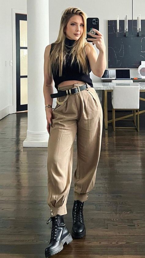 #Outfit #instagram #pinterest #moda #outfits #outfitoftheday #photooftheday #ph Cargo Office Outfit, Pantalones Beige Outfit, Outfit Cargo Beige, Outfit Con Pantalon Beige, Outfit Pantalon Beige, Sasha Fitness, Outfits Fresas, Sascha Fitness, Outfit Sporty