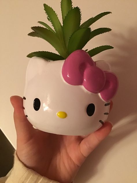 Hello Kitty Pinch Pot, Hello Kitty Sitting Down, Hello Kitty Ceramic Ideas, Hello Kitty Clay Ideas, Hello Kitty Plant, Hello Kitty Pottery, Hello Kitty Clay, Plant Desk, Mini Hello Kitty