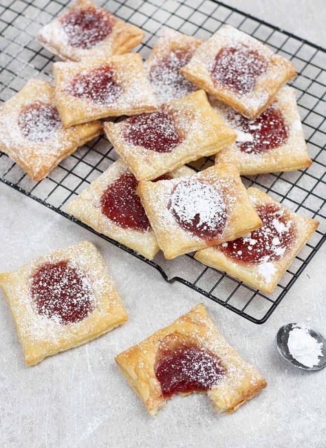 lots of Puff Pastry Jam Tarts Puff Pastry Jam, Jam Puff Pastry, Puff Pastry Recipes Appetizers, Pasty Recipe, Pastry Ideas, Pasties Recipes, Poptart Recipe, Strawberry Pop Tart, Puff Pastry Desserts