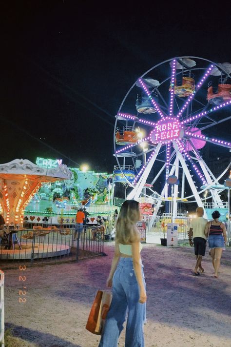 Cute Ferris Wheel Pictures, Fair Pics Ideas, Instagram Fair Picture Ideas, Six Flags Photo Ideas, Aesthetic Carnival Pictures, Cute Carnival Pictures, Fair Outfits Ideas, State Fair Picture Ideas, Carnival Photo Ideas