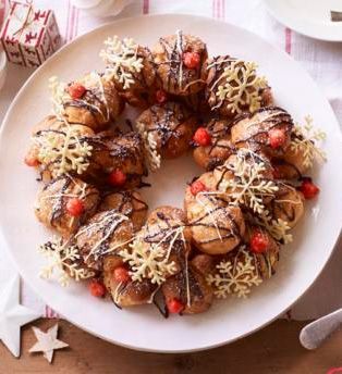 Profiteroles like you've never seen them before! With chocolate snowflakes and caramel hazelnut berries. Chocolate Snowflakes, Food Wreath, Caramel Hazelnut, British Bake Off Recipes, Choux Buns, Mary Berry Recipe, Decorações Com Comidas, British Baking, Great British Bake Off