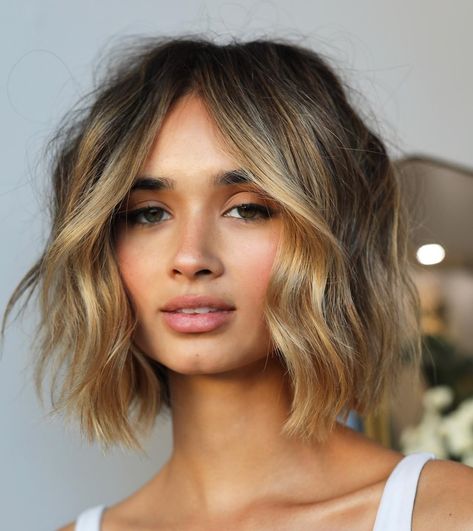 Honey Blonde Money Piece Balayage Honey Blonde Money Piece, Piece Balayage, Balayage On Short Hair, Money Piece Balayage, Blonde Shirt, Blonde Money Piece, Natural Layers, Best Balayage, Balayage Short Hair