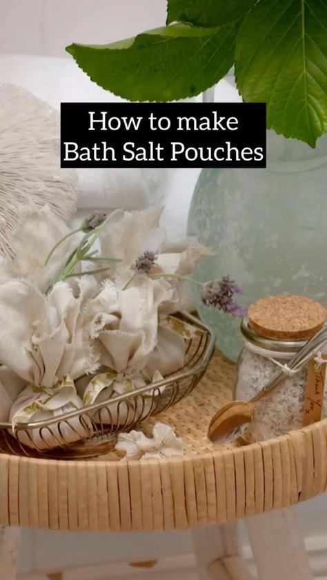 Make Bath Salts, Soap Making For Beginners, Bath Salts Diy Recipes, Diy Spa Gifts, Diy Bath Salt, How To Make Soap, Easy Soap Recipes, Bath Salts Recipe, Bath Salts Diy