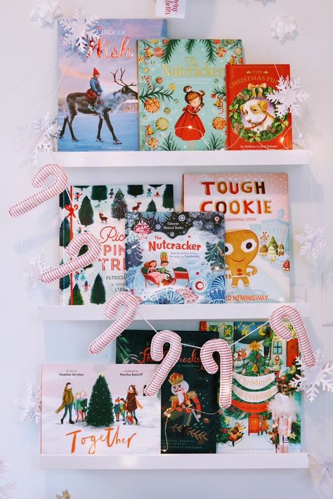 Christmas Book Nook, Holiday Bookshelves, Bookshelves Ideas, Christmas Bookshelf, Display Bookshelf, Sensory Kits, Christmas Books For Kids, Kids Bookshelf, Kid Christmas