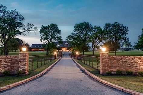 Large Yard Landscaping Ideas, Farm Gates Entrance, Ranch Entrance Ideas, Large Yard Landscaping, Recycling Furniture, Dream Barn Stables, Driveway Entrance Landscaping, Long Driveway, Farm Entrance