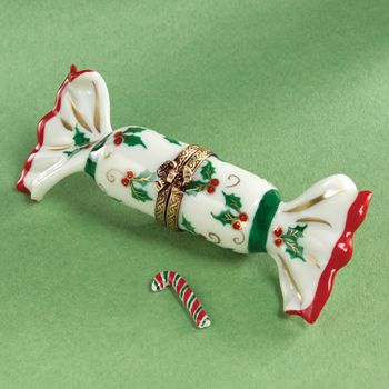 Limoges holiday candy....the candy cane!! Christmas Tree Boxes, Snowmen Family, Vintage Knick Knacks, Christmas Trinkets, Christmas Tree Box, Wreath Boxes, Christmas Cupcake, German Beer Steins, Christmas Boxes