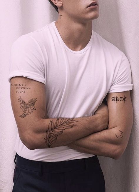 Tatuagem Masculina Pequena, Forearm Band Tattoos, Wrist Tattoos For Guys, Tattoo Inspiration Men, Bicep Tattoo, Chest Tattoo Men, Cool Small Tattoos, Small Tattoos For Guys, Hand Tattoos For Guys