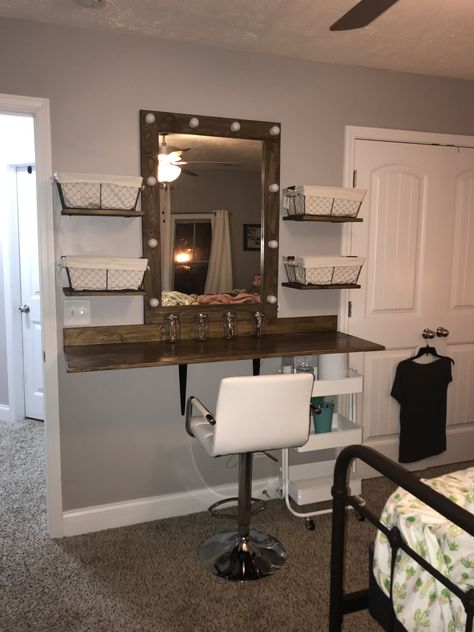 Rustic Makeup Vanity Ideas, Diy Vanity Ideas, Closet Vanity Ideas, Rustic Makeup Vanity, Homemade Vanity, Pallet Vanity, Vanity Corner, Mexican Interior Design, Mexican Interiors