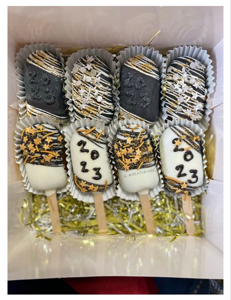 New Year’s Cakesicles design IG:@treats.byaide New Year’s Eve Treats, Cakesicles Design, New Year Cake Pops, New Years Treats, New Years Eve Food, New Year's Cake, Chocolate Covered Treats, Chocolate Treats, New Year’s Eve