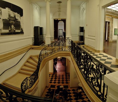 staircase in Neue Galerie in NYC Neue Galerie New York, Vanderbilt Mansions, Biltmore Estate, Grand Staircase, Best Cities, Elle Decor, New Yorker, Art And Architecture, Old World