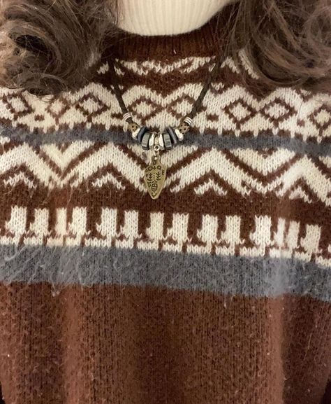 Cozy Sweaters Aesthetic, Brown Knitted Sweater Outfit, Brown Aesthetics, Knit Sweater Outfit, Brown Knit Sweater, Chaotic Academia, Cosy Jumper, Future Wardrobe, Grandpa Sweater