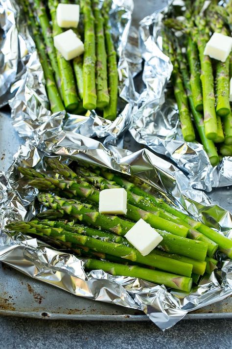 This recipe for grilled asparagus in foil is tender fresh asparagus stalks cooked in foil packets with butter, seasonings and herbs. Asparagus In The Oven, Sauteed Asparagus, Cook Asparagus, Asparagus Recipes Oven, Best Asparagus Recipe, Grilled Asparagus Recipes, Asparagus Recipes Baked, Foil Dinners, Foil Packet Meals