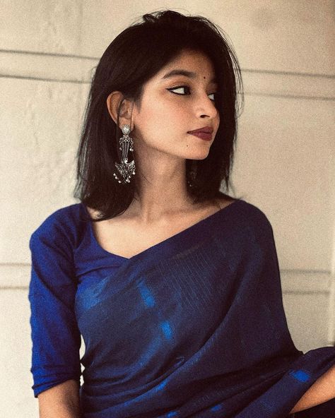 Blue Saree Outfit Ideas, Saree Picture Ideas, Saree With Short Hair, Short Hair Saree Look, Blue Saree Look, Sari Pose, Dusky Skin, Simple Saree Designs, Lehenga Designs Simple