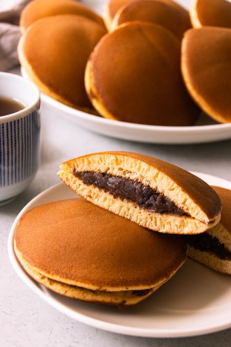 Dorayaki (どらやき) Japanese Red Bean Pancakes | Foodelicacy Doracake Japanese, Traditional Japanese Desserts, Dorayaki Aesthetic, Japanese Breakfast Aesthetic, Japan Food Desserts, Japanese Cafe Food, Japanese Food Dessert, Japanese Dessert Aesthetic, Japanese Dorayaki