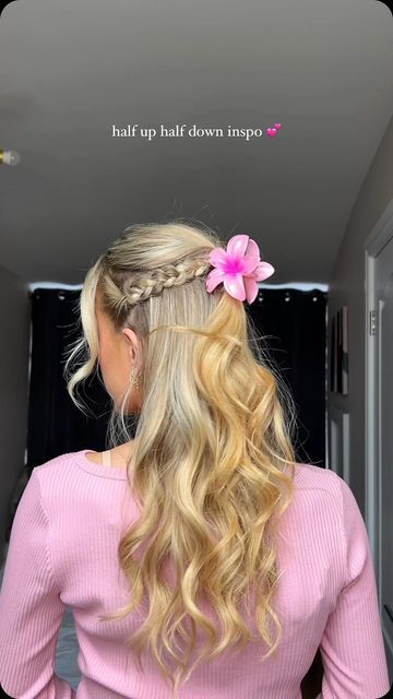 Rapunzel Hair Flowers, Rapunzel Hairstyle Tangled, Tangled Hairstyle Rapunzel, Rapunzel Flower Hair, Tangled Hairstyle, Rapunzel Inspired Hair, Olivia Hair, Rapunzel Hair, Half Up Half Down Hair