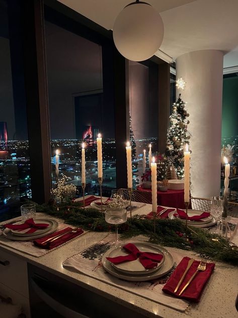 Dinner setting for christmas Aesthetic Christmas Dinner Table, Christmas Lunch Decorations, Christmas Table Set Up Dinner Parties, Table Decor Christmas Party, Red Bow Table Setting, Decoration For Christmas Table, Christmas Dinner Luxury, Christmas Table Party Decorations, Christmas Party Decorations Aesthetic