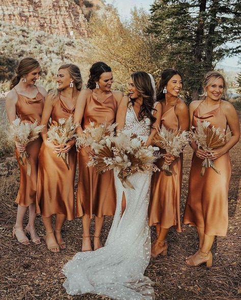 Wedding Idears • Instagram Copper Bridesmaid Dresses, Bridesmaid Pictures, Rusting Wedding, Tea Length Bridesmaid Dresses, Gold Bridesmaid Dresses, Gold Bridesmaids, Bridesmaids Photos, Bridesmaid Dress Colors, Satin Bridesmaid Dresses