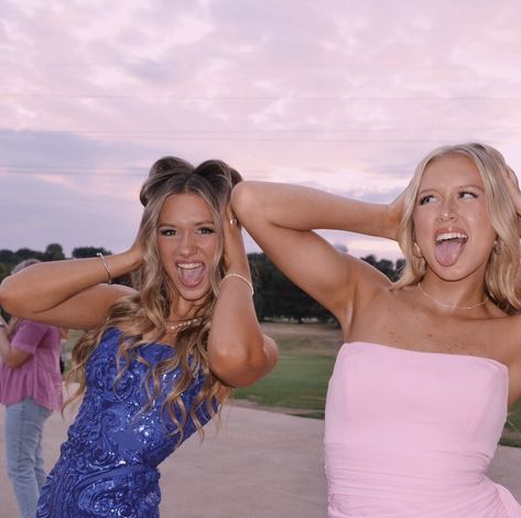 Bff Homecoming Pictures, Pose Ideas For Homecoming, Hoco Instagram Posts, Hoco Poses With Friends Funny, Cute Prom Pics With Bestie, Best Friend Dance Pictures, School Dance With Friends, Prom Picture Poses With Friends, Homecoming Friends Pictures