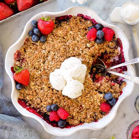 Healthy Berry Crisp - JoyFoodSunshine Healthy Berry Crisp, Mixed Berry Crumble, Berry Crumble Recipe, Apple And Berry Crumble, Berry Crisp Recipe, Berry Crisp, Dessert Vegan, Fruit Crumble, Berry Crumble