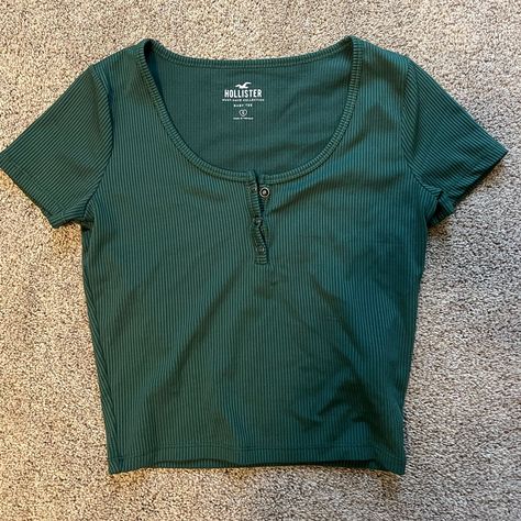 Brand New Hollister Tee. Never Worn - Perfect Condition. Stretchy, Ribbed Fabric. Hollister Outfits, Teen Shirts, Cute Tops For Teens, Curved Hem Top, Preppy Tops, Hollister Shirts, Ribbed Shirt, Future Clothes