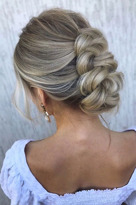 Another wedding updo looks ideal for your special day. I’m inspired by this one for bridal imagery. Keep it to your wedding inspiration. Updo Party Hairstyles, On Trend Updos, Plus Size Updo Hairstyles, Elegant Up Do, Wedding Low Updo, Sleek Wedding Updo, Messy Bridal Updo, Bridesmaid Hair Up, Mannequin Hair