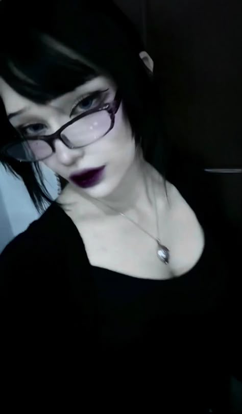 Vampire Cosplay Aesthetic, Goth Makeup Glasses, Gothic Aesthetic Makeup, Tomie Hair, Goth Douyin Makeup, Vkei Nails, Goth Makeup With Glasses, Vampire Beauty Aesthetic, Vampire Glasses