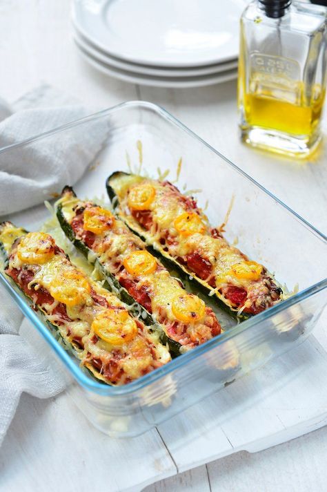 Recept "Gevulde courgette met gehakt" | njam! Cheeseburger Wraps, Low Carb Diet Meal Plan, Zucchini Boat Recipes, Stuffed Zucchini Boats, Dinner Keto, Stuffed Zucchini, Zucchini Boats, Low Carb Zucchini, Diet Doctor