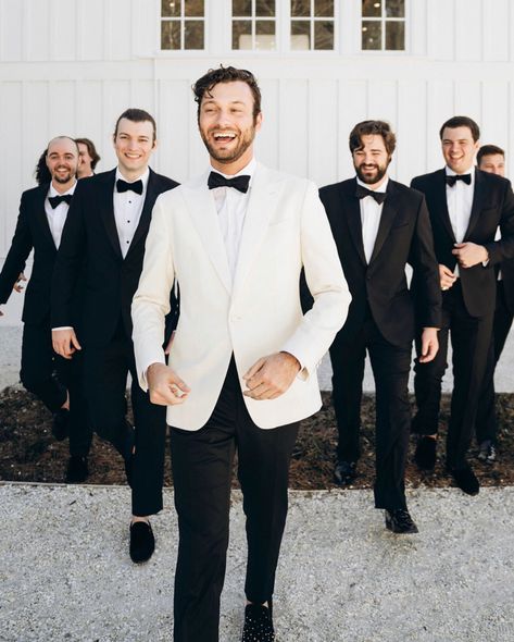 White Groomsman Suit, Beige Groom Black Groomsmen, Groom And Best Man Suits, Black And White Beach Wedding, Black Groomsmen Suits, Wedding Seaside, Black Bridal Dresses, Groom Suit Black, Groomsmen Pictures