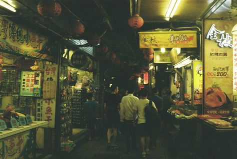 Fallen Angels 1995, Olympus Trip 35, Aesthetic Japan, World Photography, New Rock, Cinematic Photography, Night Aesthetic, Pose Reference Photo, Film Aesthetic