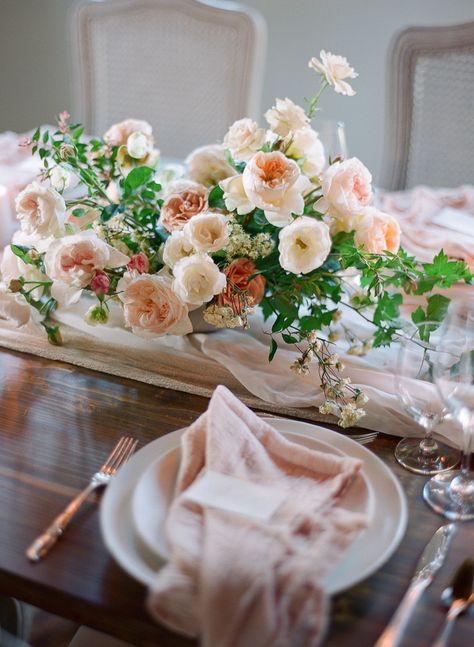 Blush Flower Centerpieces, White And Peach Wedding Flowers, Peach And White Wedding, Wedding Table Flowers, Spring Wedding Flowers, Floral Arrangements Wedding, Peach Wedding, Wedding Arrangements, Wedding Table Settings