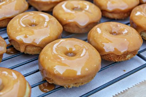 Homemade baked caramel macchiato donuts recipe Caramel Donuts Recipe, Basic Doughnut Recipe, Baked Applesauce Donut Recipes, Caramel Donut Glaze, Caramel Filled Donut, Caramel Doughnuts, Original Glazed Doughnut, International Delight Creamer, Baked Caramel