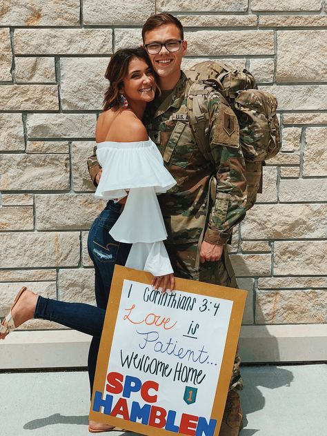 Coming Home From Deployment, Welcome Home Soldier Ideas, Army Homecoming Outfit, Deployment Homecoming Photos, Deployment Homecoming Party, Deployment Photo Shoot, Army Welcome Home Signs, Deployment Homecoming Ideas, Deployment Welcome Home Signs