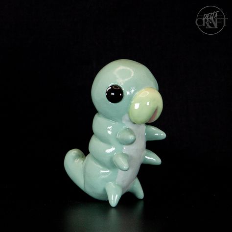 Mini Figurine en résine Grub / Hollow Knight par DeltaCraftFR sur Etsy Clay Hollow Knight, Hollow Knight Figurines, Hollow Knight Grub, Mini Clay Ideas, The Hollow Knight, The Binding Of Isaac, Clay Videos, Clay Stuff, Ceramic Artwork