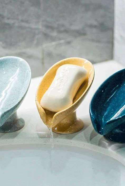 Eliminate the little frustrations in life with products like a pretty self-draining soap holder that won't let soap go mushy, a portable light for those late-night searches through your handbag, and a hair serum bar that'll knock out flyaways. #realsimple #homehacks #lifehacks #shoppinghacks #summermusthaves Beginner Pottery, Tanah Liat, Keramik Design, Diy Ceramic, Clay Diy Projects, Cerámica Ideas, Pottery Classes, Diy Pottery, Pottery Crafts