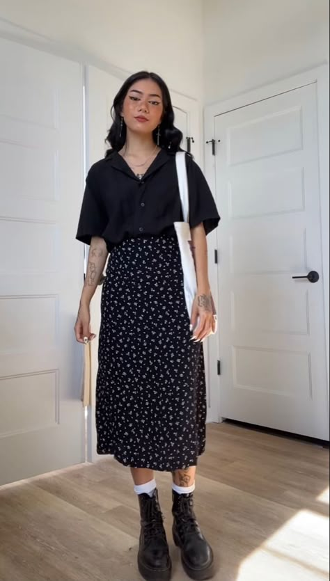 cd0dce8fca267bf1fb86cf43e18d5598desc51999831ri Asian Wide Leg Pants, Aesthetic Proffesional Outfit, Medium Built Women Fashion Style, 90s School Teacher Fashion, Short Teacher Outfits, Current French Fashion, Floral Skirt Outfits Winter, Long Black Skirt Office Outfit, Korean Fashion Business Casual