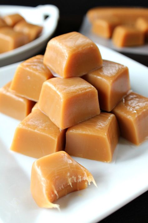 Homemade Caramel Homemade Caramel Recipes, Microwave Caramels, Candy Recipes Homemade, Caramel Recipes, Homemade Caramel, Homemade Candies, Deilig Mat, Yummy Desserts, Fudge Recipes