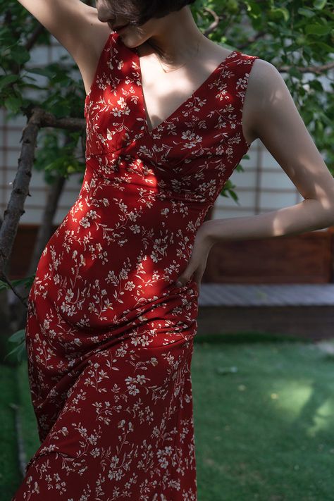 A sleeveless dress with pure white flowers blooming in a deep crimson color. It has a relatively tight silhouette and allows you to tie a ribbon at the back. Not only the neckline but also the back side has a V-neck design. It shows off your gorgeous and graceful curves.     Size       XS size     Length: 115cm   Bust: 81cm   Waist: 66cm   Hip: within 92cm     S size     Length: 120cm   Bust: 85cm   Waist: 70.5cm   Hip: within 96cm     M size     Length: 120cm   Bust: 89cm   Waist: 74cm   Hip: w Crimson Flower, Crimson Color, Vestidos Retro, Flower Retro, Flowers Blooming, Elegant Outfit, Dream Dress, Flower Pattern, Pretty Dresses