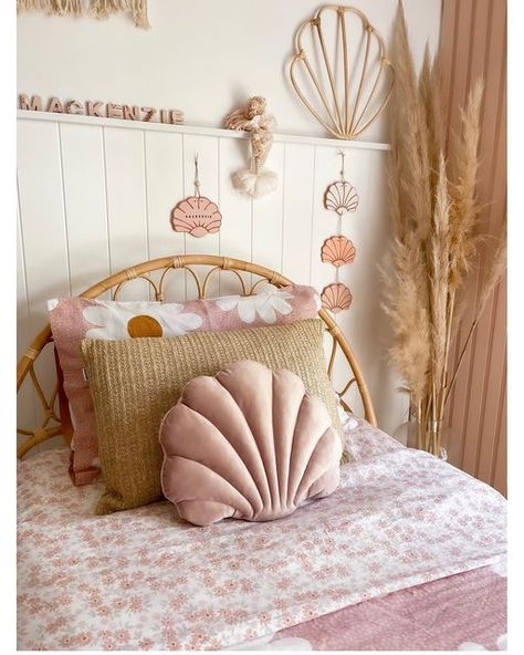 Shell Bedroom Decor, Pink Boho Beach Bedroom, Sea Shell Bedroom, Shell Bedroom, Pink Ocean Themed Bedroom, Pink Mermaid Bedroom, Pink Ocean Bedroom, Girls Bedroom Theme Ideas, Seashell Bedroom