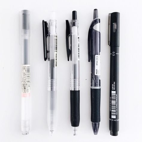 LOOKING FOR 0.38 PENS!!!! LR: muji gel pen 0.38, muji gel pen 0.5, zebra sarasa 0.4, pilot acroball, uni…” Black Pen Aesthetic, Pen Aesthetic, Sarasa Pens, Muji Stationery, Muji Pens, Black Pens, Zebra Sarasa, Stationary Art, Waterproof Eyebrow Pencil