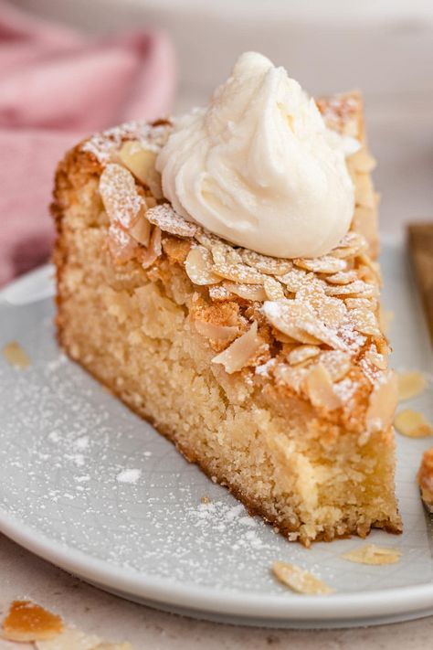 Extremadura Almond Pie, Almond Tea Cake, Toasted Almond Cake, Almond Sweets, Almond Cream Cake Recipe, Cake On Plate, Almond Puff, Lemon Almond Cake, Specialty Desserts