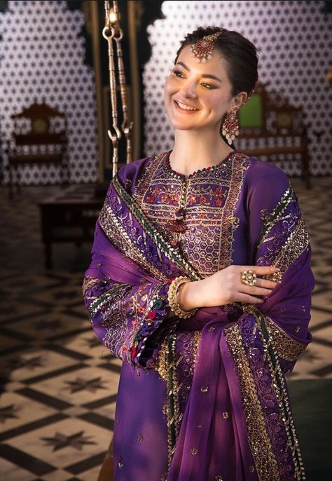 Hania Amir’s voguish photoshoot for Asim Jofa – The Odd Onee Eid Dress Ideas, Farhan Saeed, Hania Amir, Asim Jofa, Pakistani Lawn Suits, Desi Aesthetic, Eid Dresses, Pakistani Wedding Dresses, Lawn Suits