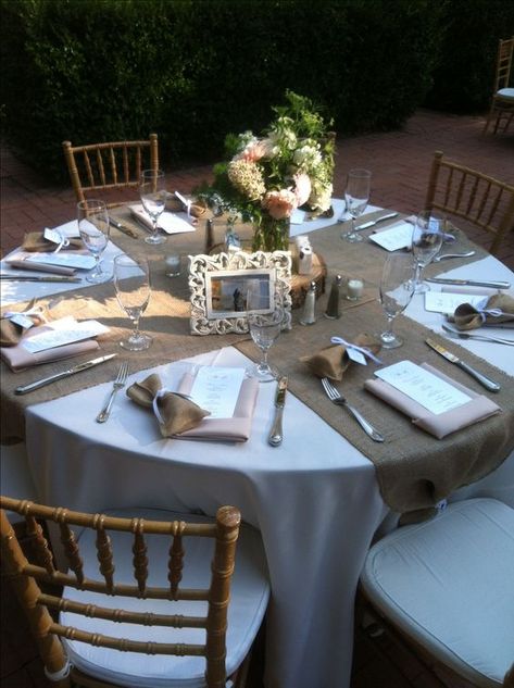 simple rustic table setting with burlap table runners, a wood slice and a floral centerpiece Burlap Table Decorations, Round Table Settings, Rustic Wedding Table Runners, Round Wedding Tables, Rustic Table Setting, Round Table Decor, Rustic Wedding Table Decor, Deco Champetre, Wedding Table Designs