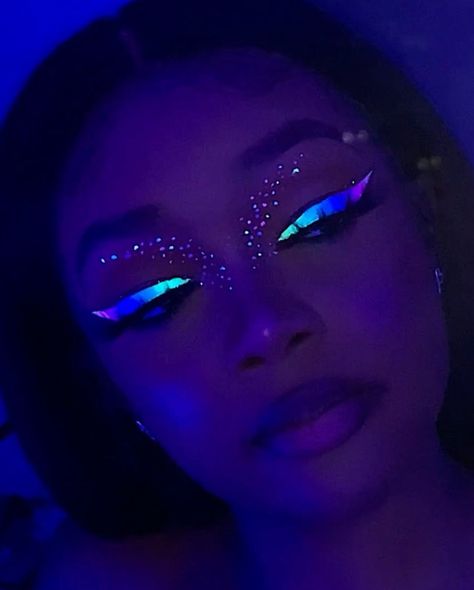 Ultra Music Festival Makeup, Neon Makeup Ideas, Blacklight Makeup, Coloured Eyeshadow, Glow In The Dark Makeup, Black Light Makeup, Edc Makeup, Music Festival Makeup, Uv Makeup