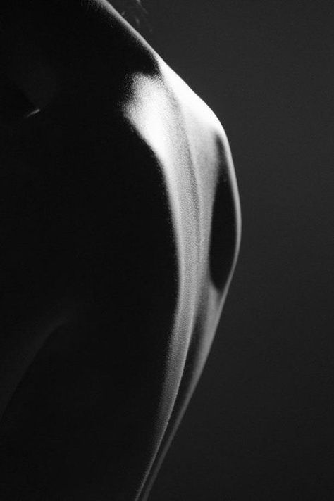 . Body Photography, Body Form, Low Key, White Photography, Light And Shadow, Black And White Photography, Photo Inspiration, Photography Inspiration, The Back