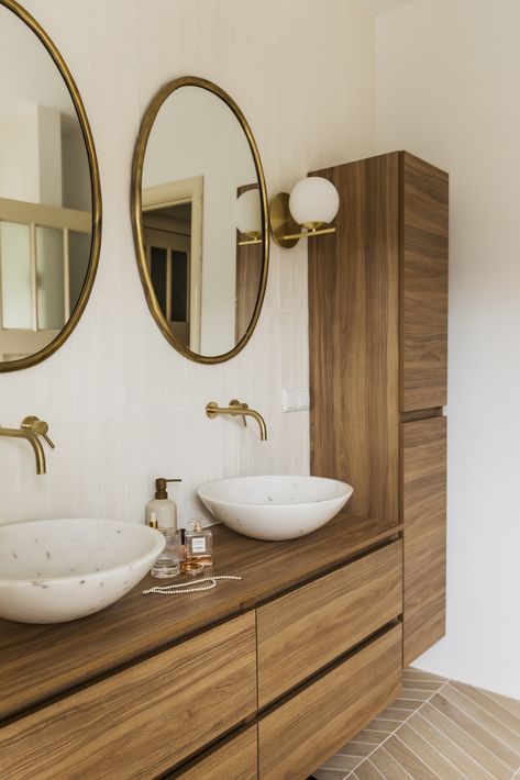 Spa In Casa, Bathroom Japandi, Style Japandi, Japandi Interior, Herringbone Tile, Loft Conversion, Design Minimalista, Wall Lamps, Round Mirror Bathroom