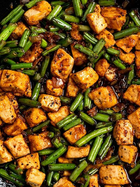 A better than takeout Vegan Black Pepper Tofu w/ green beans, shallots, & the easiest 4 ingredient black pepper sauce. A simple Black Pepper Tofu stir fry recipe w/ crispy tofu makes a tasty & healthy vegan Chinese stir fry. This easy spicy vegetable stir fry can be made in one pan w/ only 10 ingredients like green beans, shallots, ginger, soy sauce, black pepper, & Thai basil. Serve on white rice for the best vegan & gluten-free stir fry recipe! #vegan #blackpeppertofu #tofustirfry #sgtoeats Vegan Tofu Stir Fry, Black Pepper Tofu, Tofu Green Beans, Roasted New Potatoes, Pepper Tofu, Pepper Sauce Recipe, Tofu Recipes Vegan, New Potatoes, Crispy Tofu