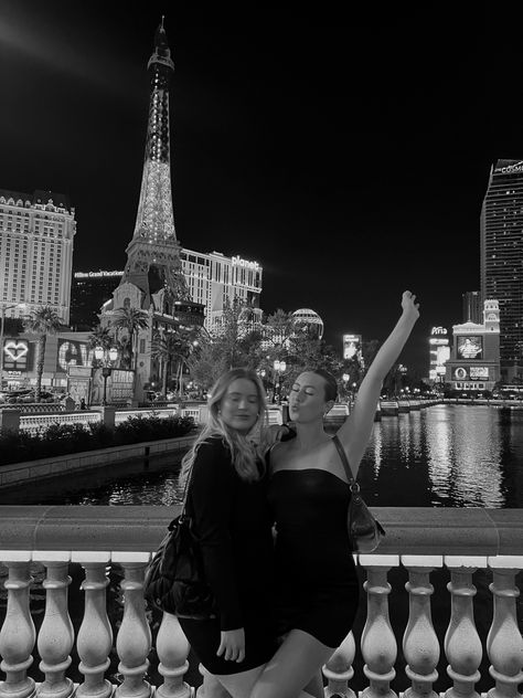 Vegas Girls Trip Aesthetic, Las Vegas Sign Picture Ideas, Vegas Couple Pictures, Las Vegas Aesthetic Outfit, Vegas Spa, Las Vegas Pool Party, Aesthetic Las Vegas, Bachelorette Party Vegas, Las Vegas Girls Trip