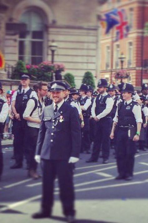 Ce policier demande son compagnon en mariage pendant la Gay Pride (Vidéo) Gay Pride