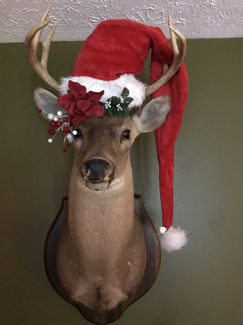 Wreath Around Deer Mount, Christmas Deer Head Decor, Decorated Deer Mount, Decorating Deer Mounts For Christmas, Deer Themed Christmas Tree, Deer Head Christmas Decor, Christmas Taxidermy, Deer Head Decor Christmas, Antler Christmas Decor